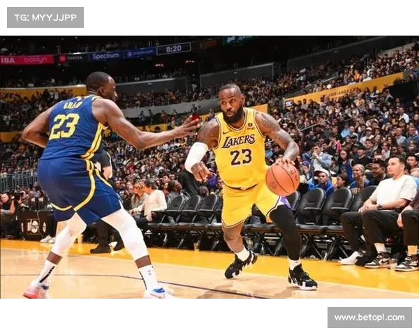 NBA焦点战:巅峰对决!勇士挑战湖人,浓眉詹姆斯联手对抗库里汤普森 NBA焦点战:巅峰对决!勇士挑战湖人,浓眉詹姆斯联手对抗库里汤普森